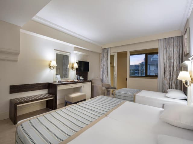 Yandan Deniz Manzaralı Çift Kişilik Oda