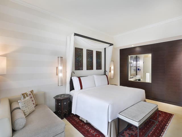 Classic, Guest room, 1 King, Lagoon view, Balcony