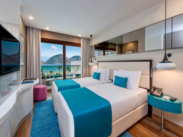 Deluxe Deniz Manzaralı Çift Kişilik Oda