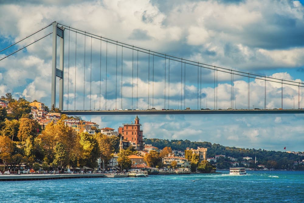 Asya ile Avrupa'yı birbirine bağlayan Boğaz Köprüsü
