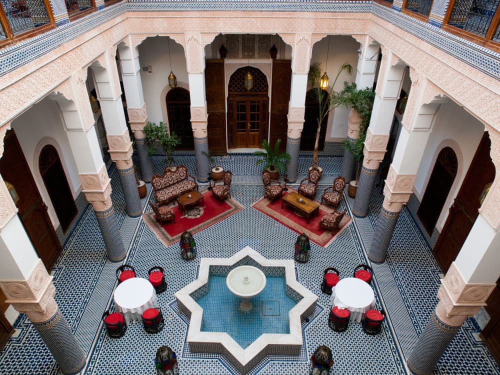 Vue sur la cour d'un riad marocain traditionnel
