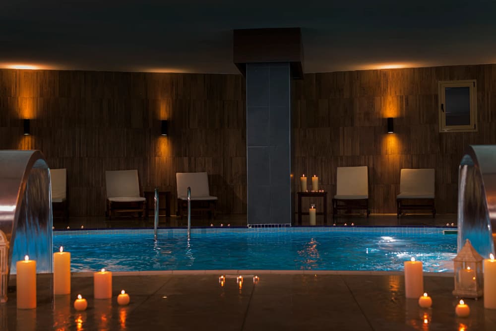 Piscine intérieure avec accès exclusif pour les clients Prime