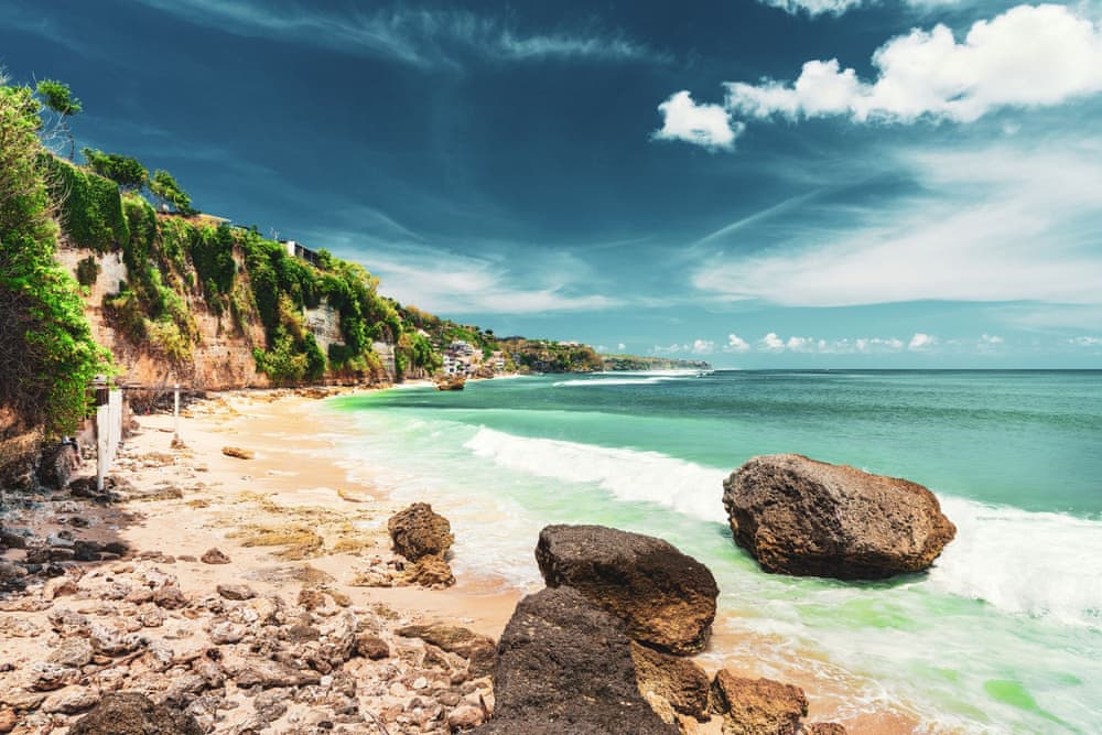 Wunderschöner versteckter goldener Sandstrand in Bali
