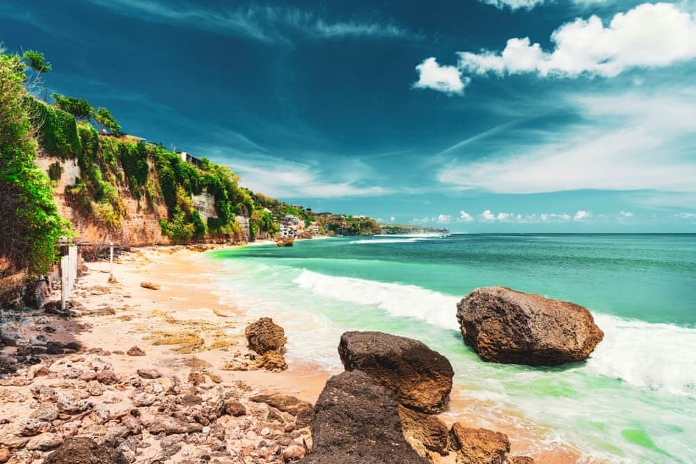 Укромный пляж с белым песком на Бали