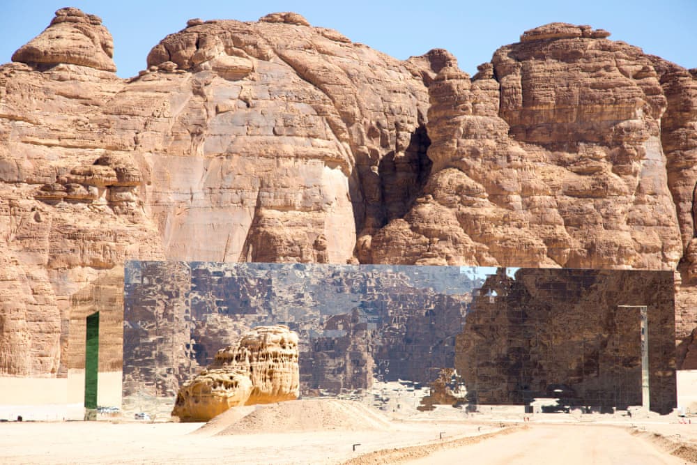 Завораживающее зеркальное здание посреди пустыни с рестораном Maraya Social на крыше