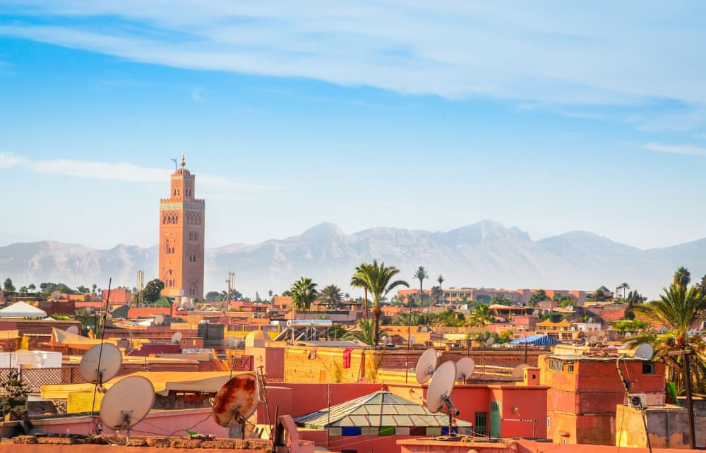 Marrakesch, mit Blick auf das Atlasgebirge und das Minarett der Koutoubia-Moschee