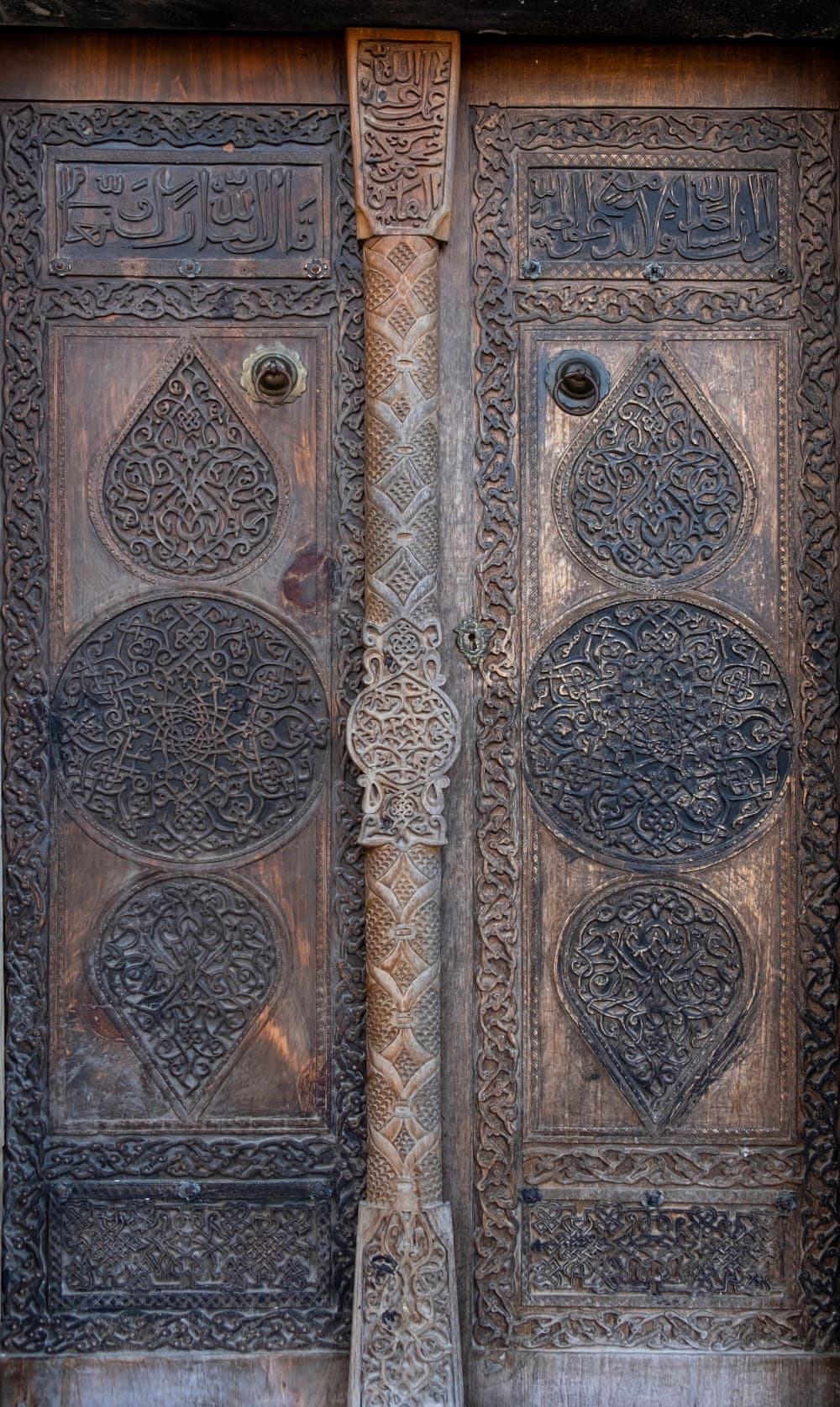 Porte en bois brodée de la Mosquée Mahmud Bey