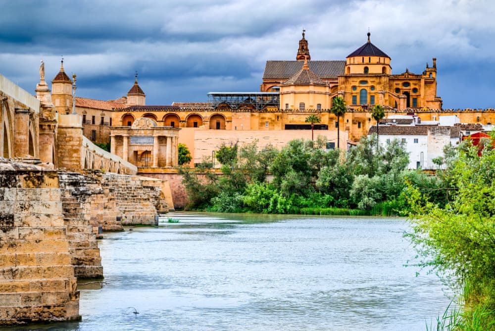 Römische Brücke am Fluss Guadalquivir und die Große Moschee von Cordoba