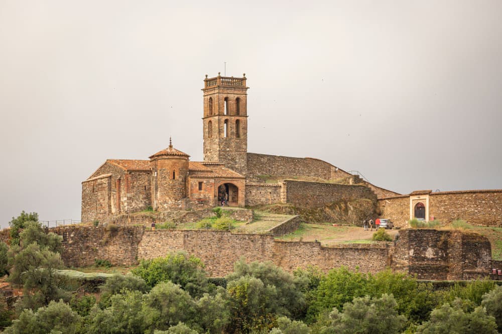 Die Mezquita Mihrab mit Blick auf Mekka in der Stadt Almonaster la Real, Andalusien