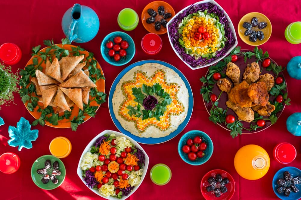 Стол, накрытый для ифтара в Абу-Даби