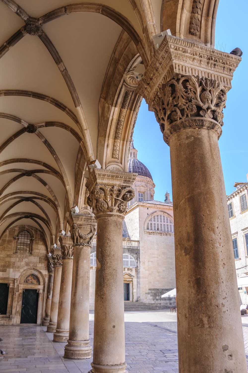 Porche du palais du recteur et arcade voûtée avec chapiteaux de colonne individualisés de style Renaissance