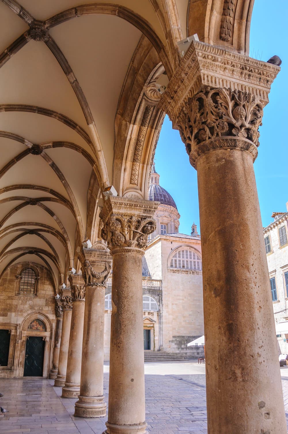 Крыльцо Ректорского дворца и сводчатая аркада в стиле ренессанс