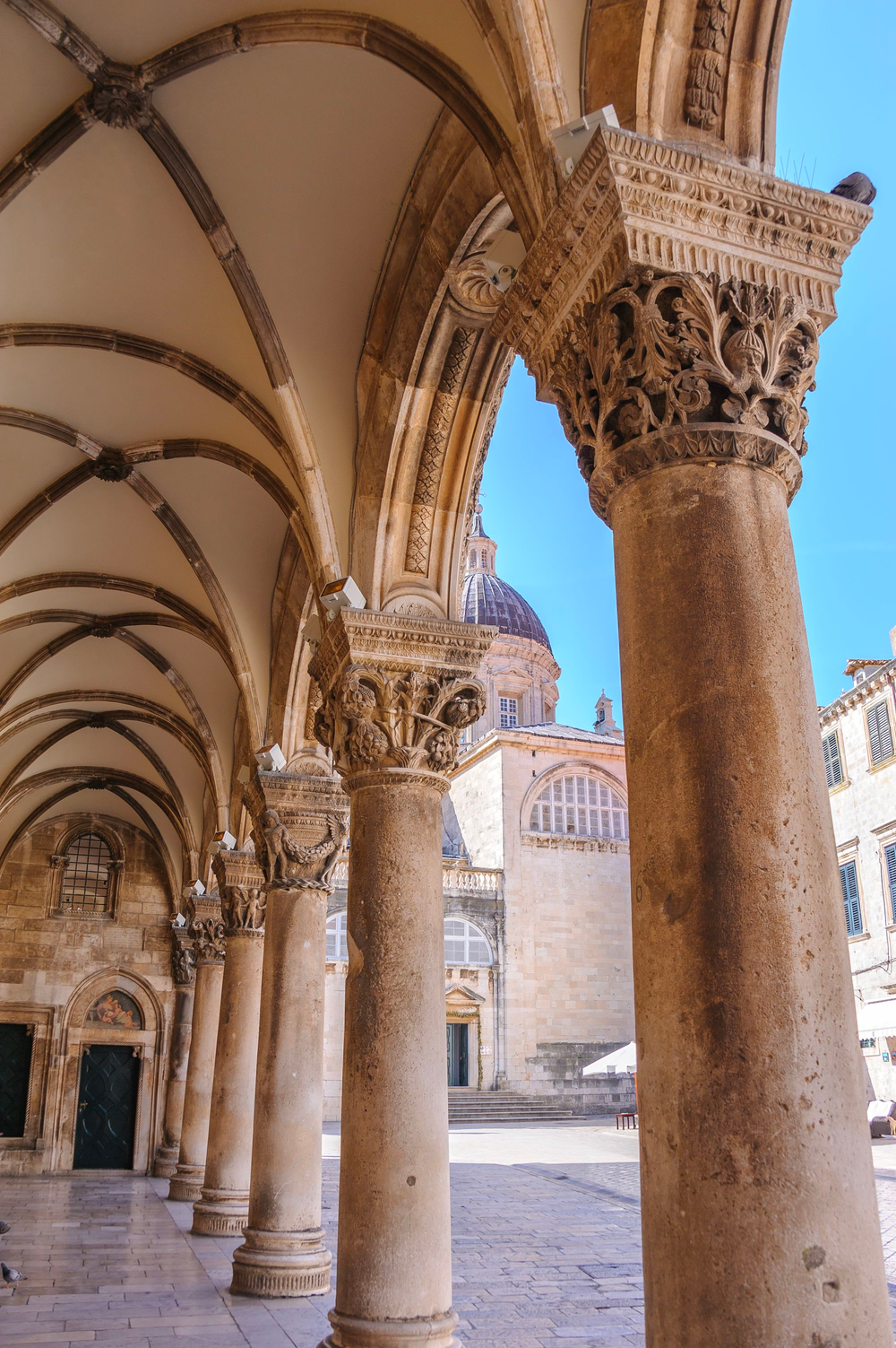 Крыльцо Ректорского дворца и сводчатая аркада в стиле ренессанс