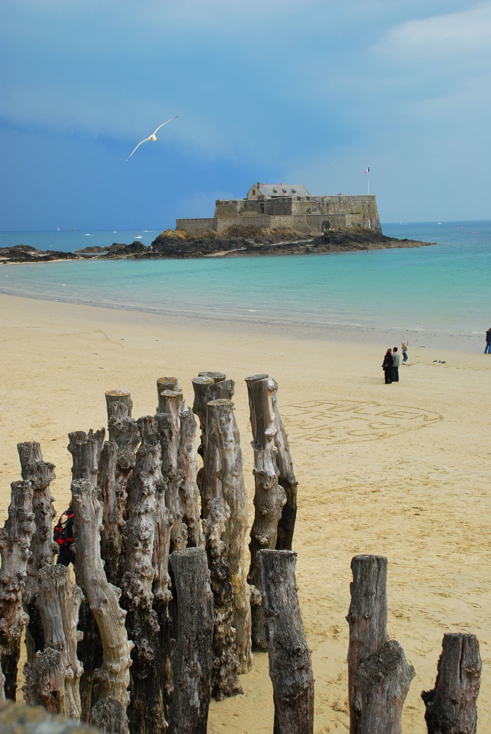 Vue sur le Fort National depuis la plage de l'Eventail