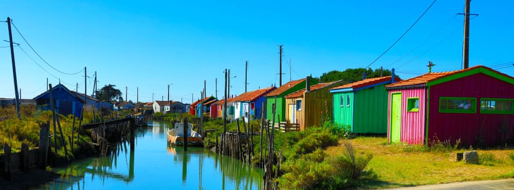 Cabanes traditionnelles de producteurs d'huîtres