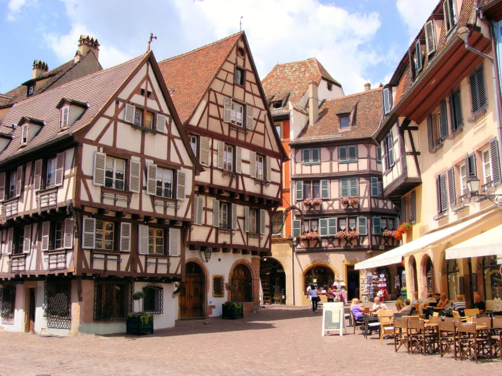 Place pittoresque dans la ville alsacienne de Colmar
