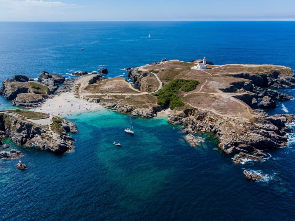 Pointe des Poulains, côte rocheuse sauvage avec de belles plages de sable et des eaux translucides