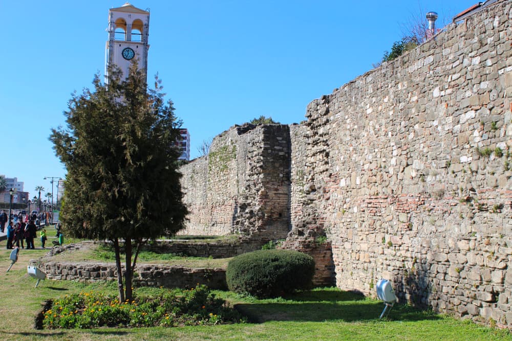 Руины древних городских стен Эльбасана 