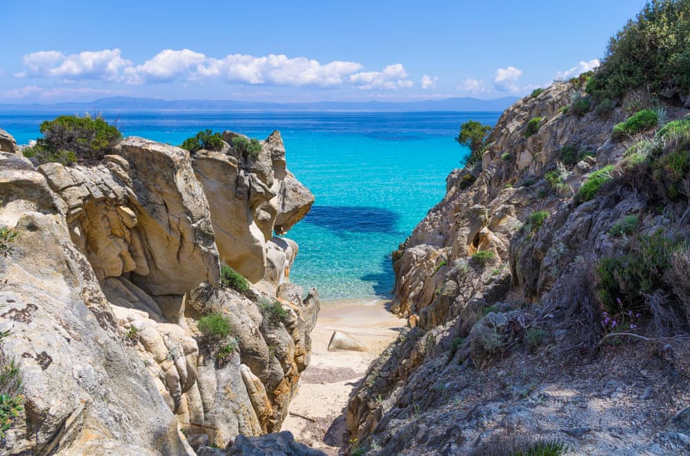 Уединенный песчаный пляж на полуострове Халкидики