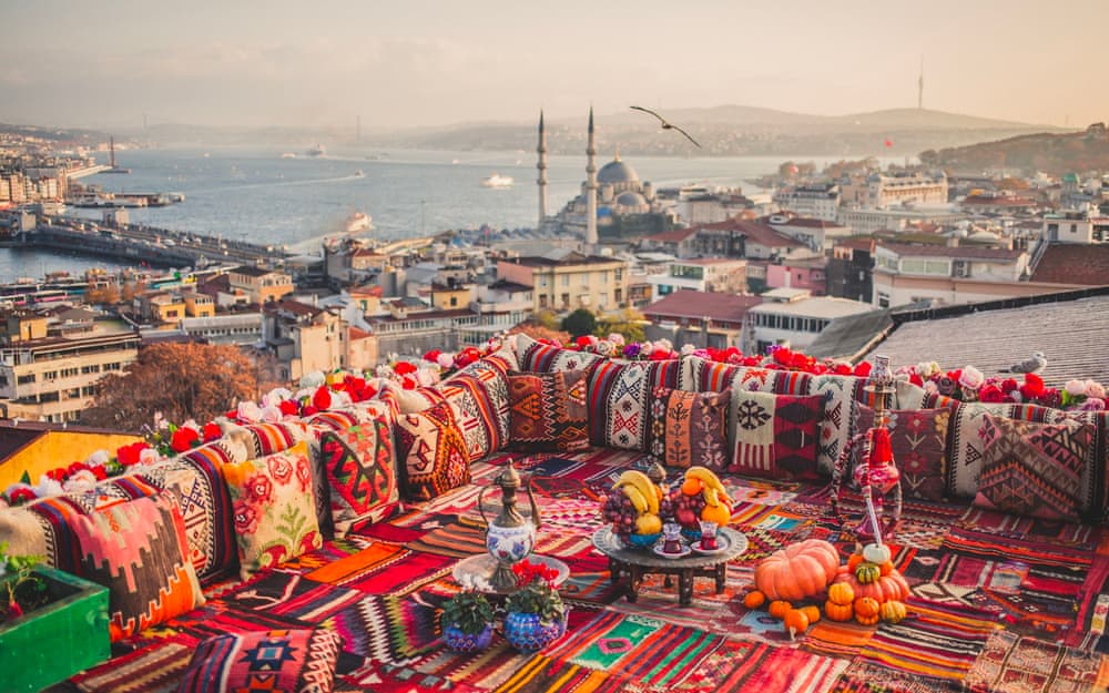 Панорамный вид на Стамбул с традиционно оформленной высокой террасы