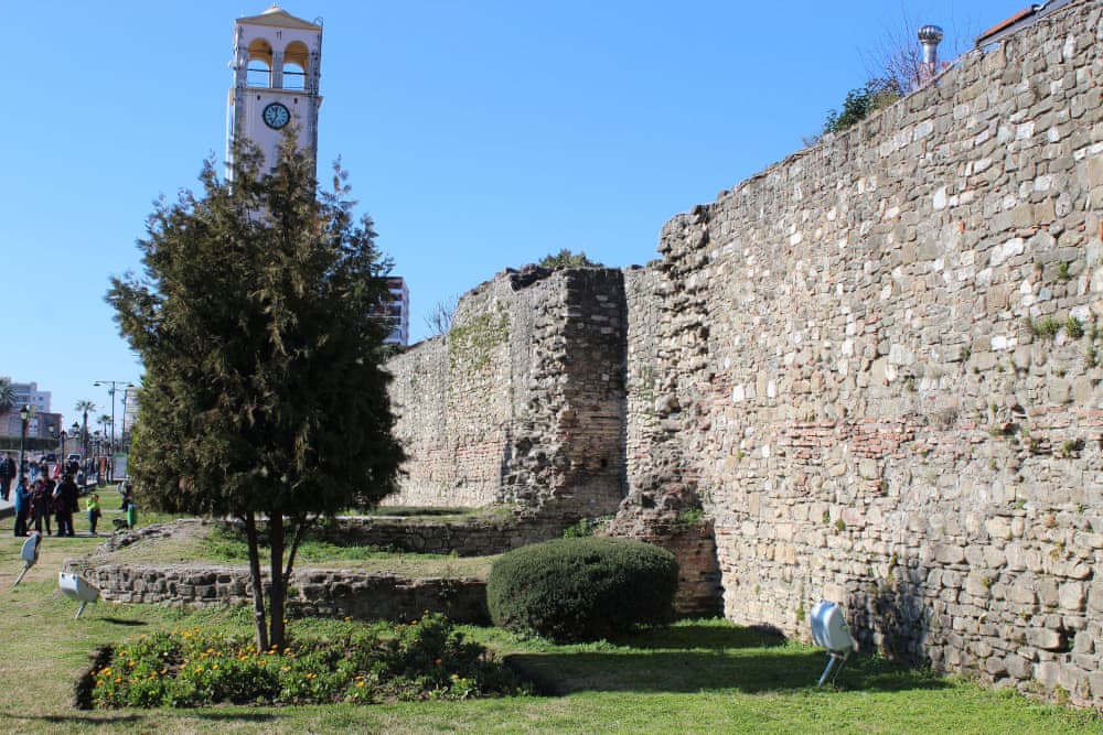 Eski surların kalıntılarıyla Elbasan