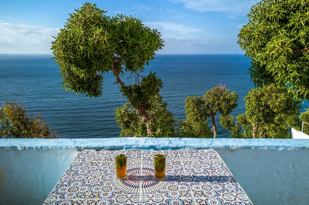 Vue sur la Méditerranée et sur l'Espagne depuis la terrasse du Café Hafa
