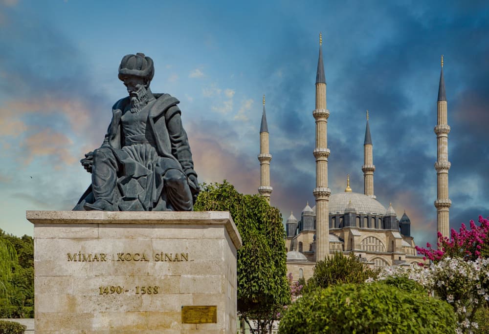 Statue des osmanischen Meisterarchitekten Sinan und „sein Meisterwerk“, die Selimiye-Moschee, im Hintergrund, Edirne