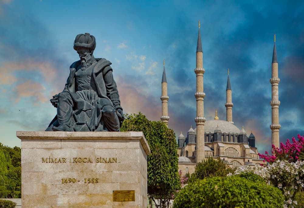Статуя османского архитектора Синана и мечеть Селимие, которую он называл своим шедевром