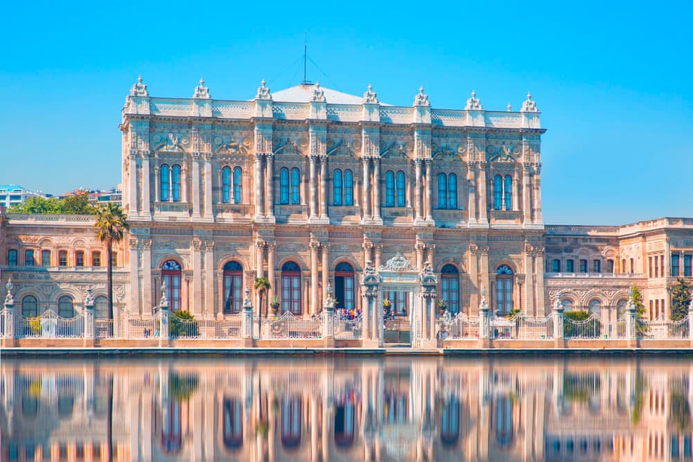 Вид на дворец Долмабахче со стороны Босфора, Стамбул