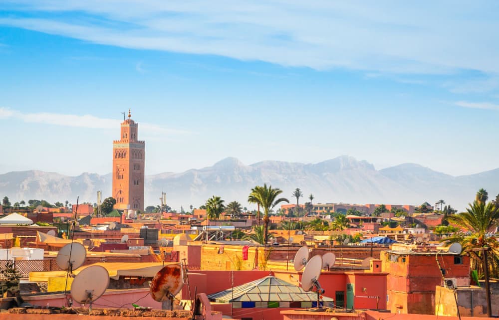 Vue panoramique de Marrakech avec les montagnes de l'Atlas en arrière-plan