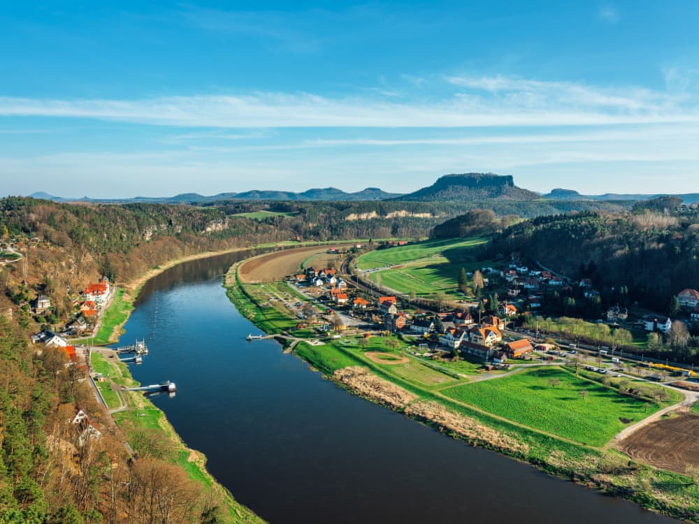 Elbe mit unterhaltsamer Sonne im Sächsischen Nationalpark
