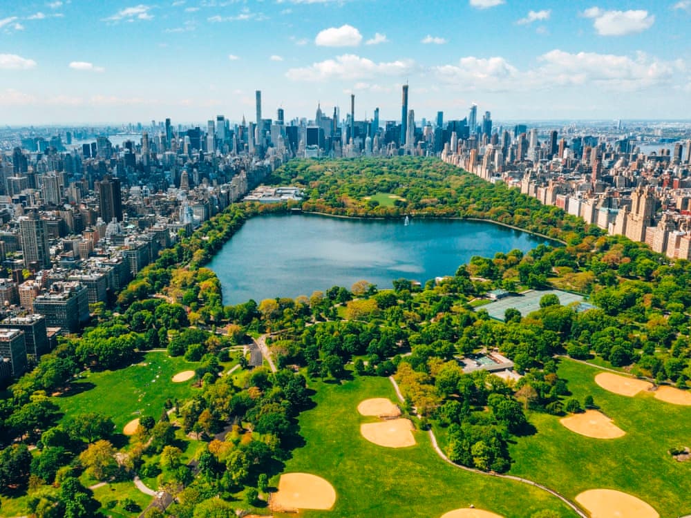 Вид с воздуха на Центральный парк с полями для гольфа и небоскребами, окружающими парк