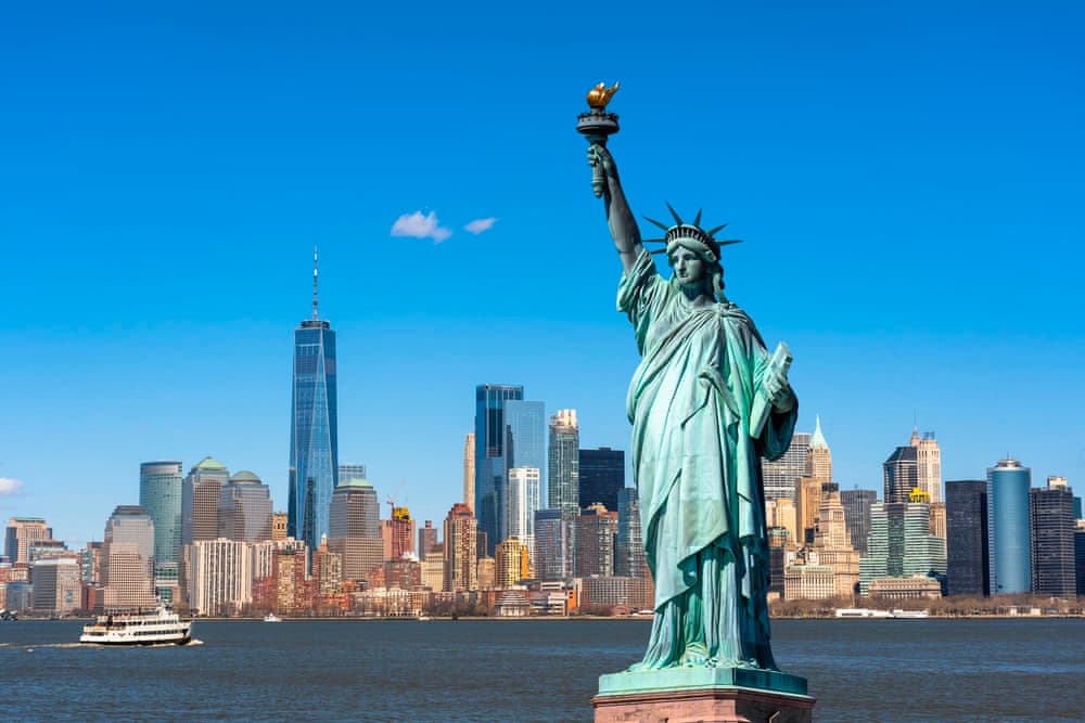 Статуя Свободы с видом на реку и небоскребы Нью-Йорка