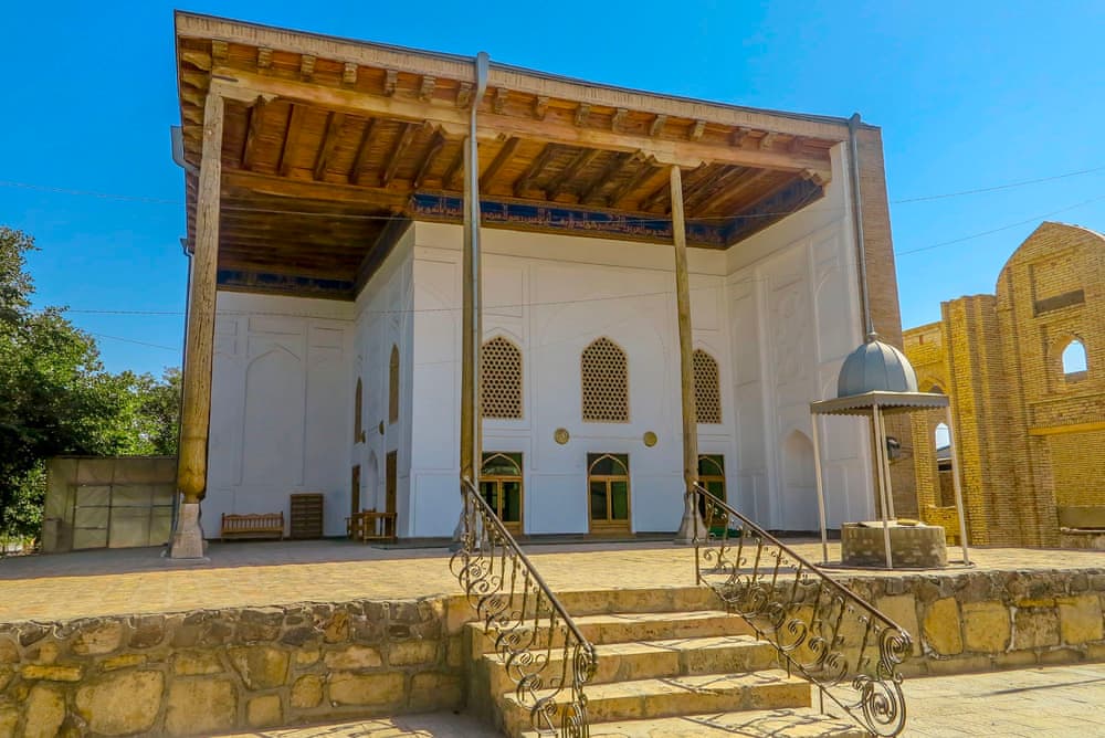 Мечеть Баланд с видом на деревянные колонны