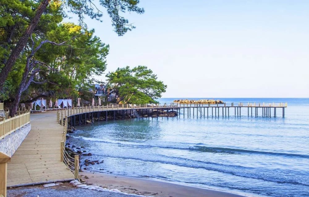 Wome Deluxe'ün erkeklere özel plaj alanındaki duba