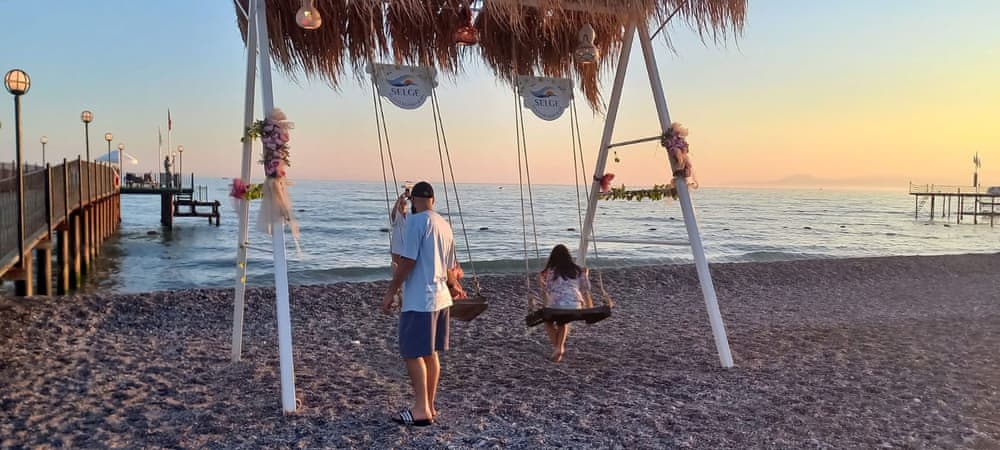 Selge Beach plajındaki salıncaklar