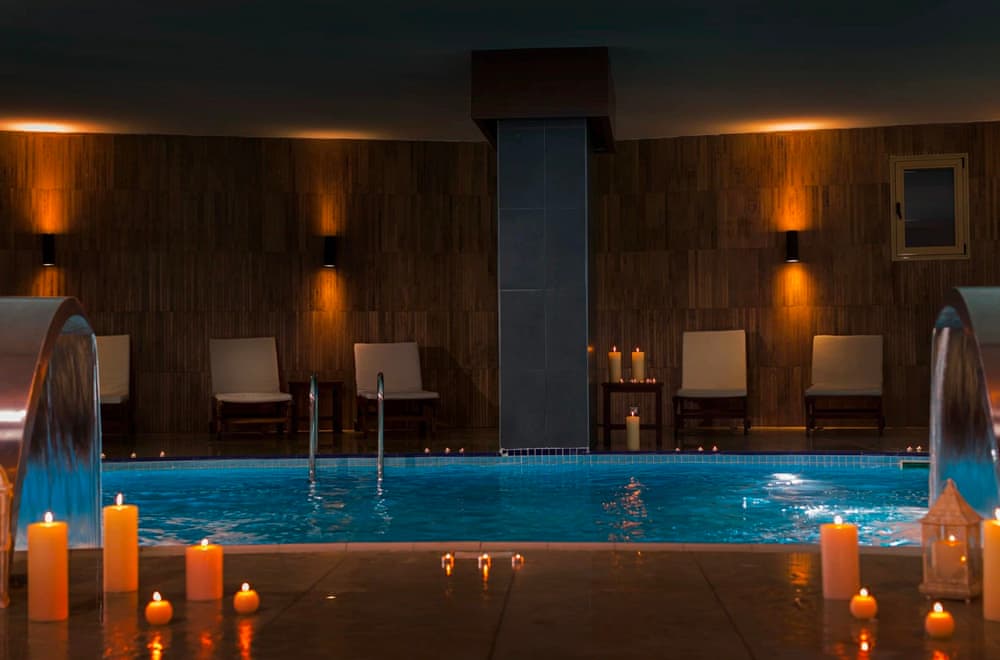 Крытый бассейн только для женщин в отеле Wome Deluxe