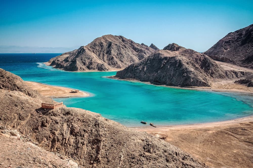 Blaue Lagune mit smaragdgrünem Wasser auf der Sinai-Halbinsel
