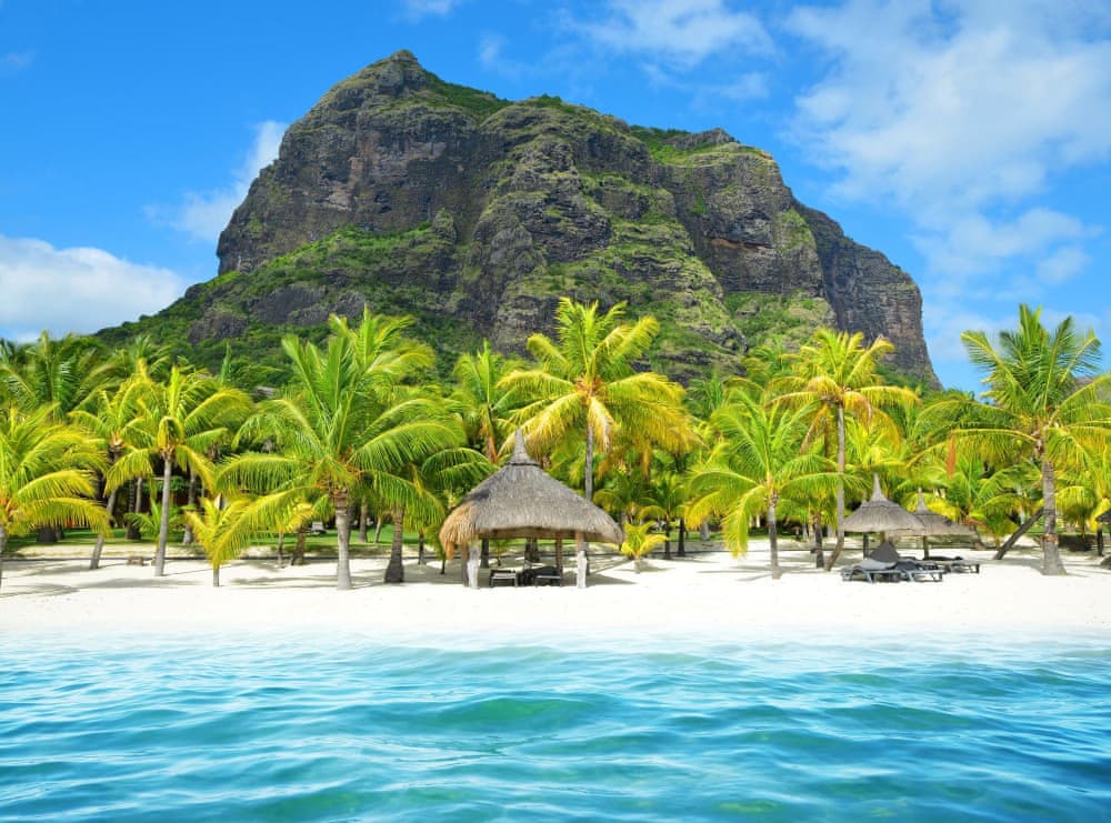 Маврикий славится прекрасными пляжами с белоснежным песком