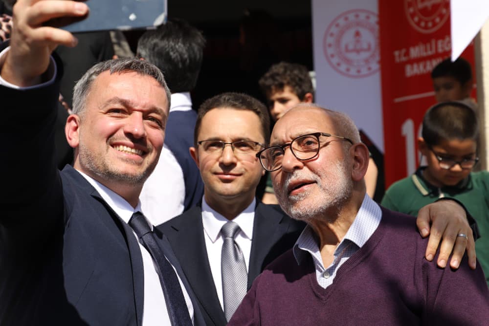 Ufuk Seçgin, directeur du marketing de Halalbooking, Davut Sinanoğlu (vice-gouverneur de Kahramanmaraş), Dr Hany El-Banna, fondateur d'Islamic Relief