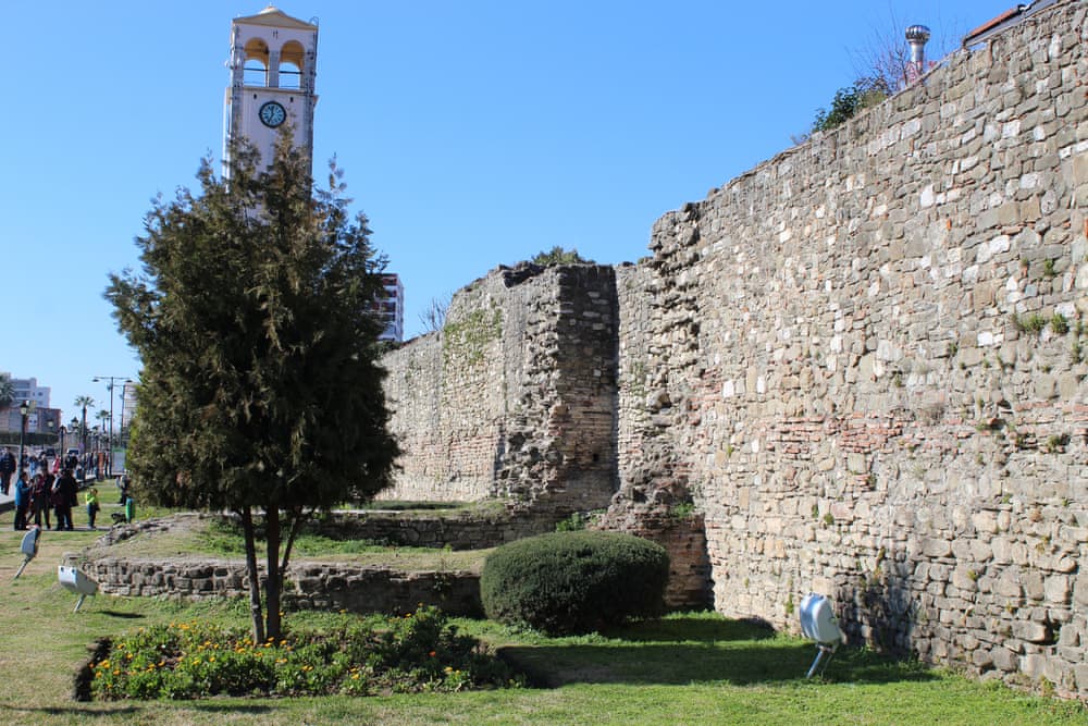 Elbasan mit architektonischen Überresten der ehemaligen Stadtmauer