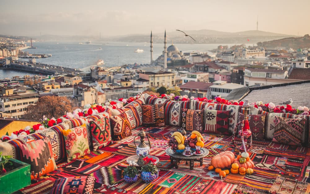 Panoramablick auf Istanbul von einer traditionell dekorierten Hochterrasse
