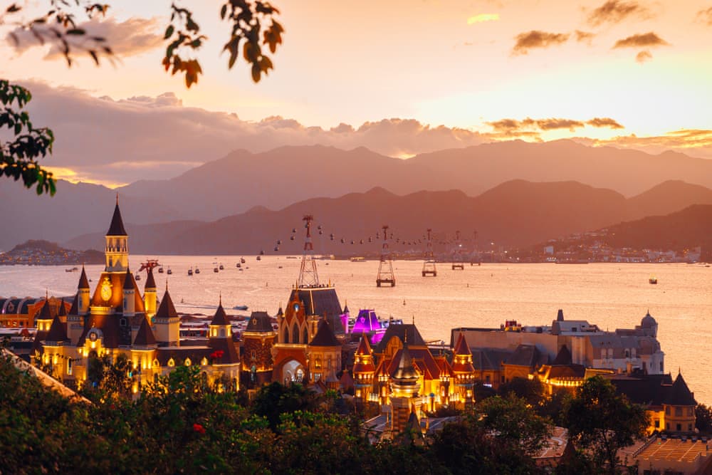 VinWonders park and Hon Tre Cable Car